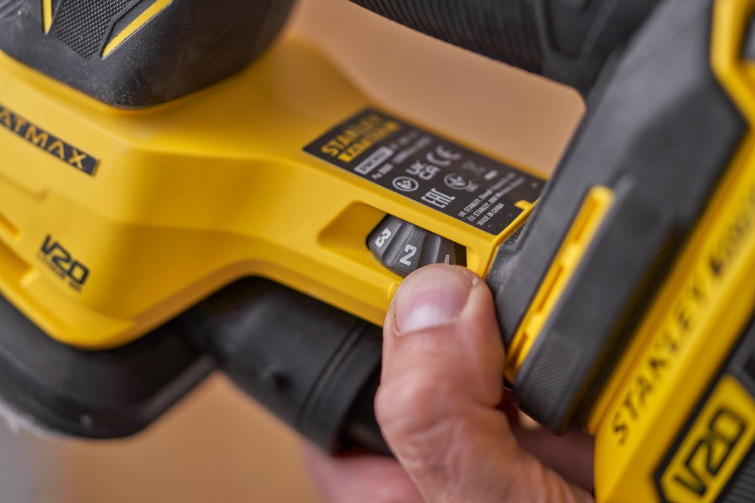 18V Akku-Schwingschleifer, ohne Akku und Ladegerät (STANLEY SFMCW221B-XJ)