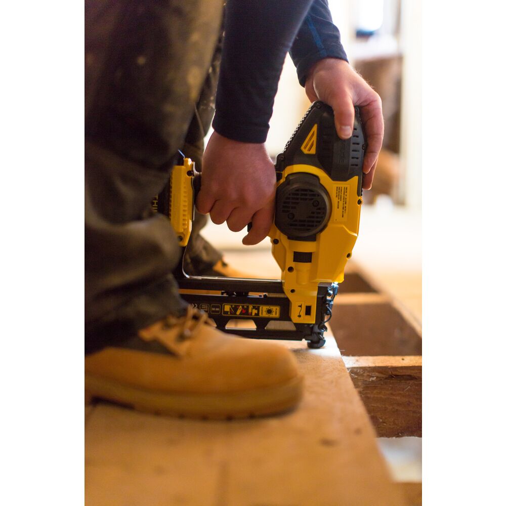 18V/2x2Ah Akku Nagler Li-ion 16er Stifte, Koffer (STANLEY FMC792D2-QW)