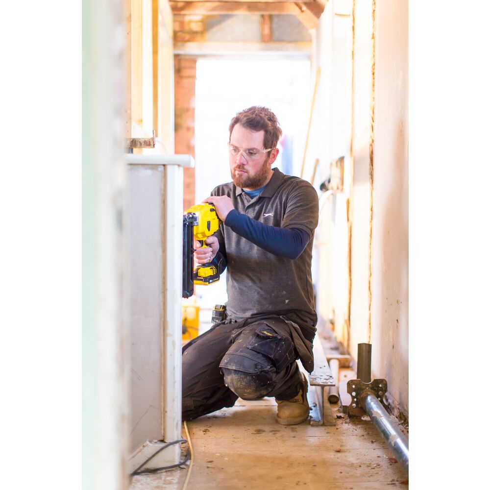 18V/2x2Ah Akku Nagler Li-ion 16er Stifte, Koffer (STANLEY FMC792D2-QW)